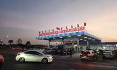 Kẹt xe trên cao tốc TP.HCM - Long Thành, tài xế thấp thỏm vì gần hết xăng mà cây xăng không bán