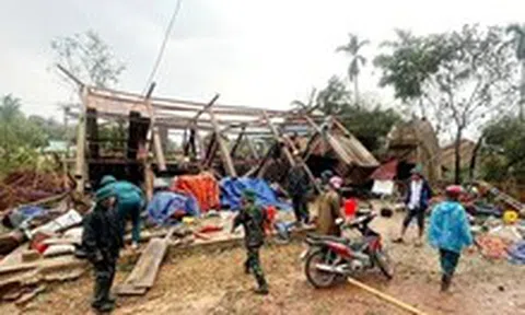Mưa đá, dông lốc ít thấy ở miền Bắc: 'Mái tôn bay loảng xoảng, cây cối gãy đổ tứ tung'