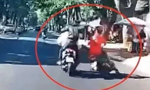 Thanh niên bị đánh bằng mũ bảo hiểm khi đang lái xe ở TP.HCM