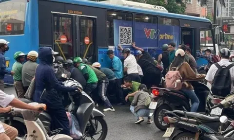 Người dân xúm vào nâng xe buýt, cứu người phụ nữ mắc kẹt dưới gầm xe