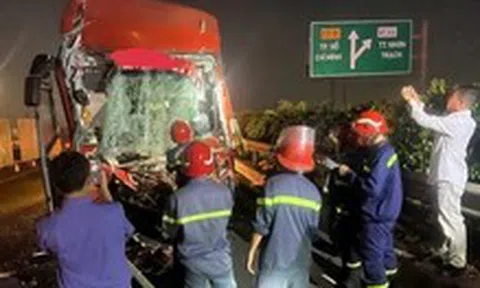 Xe khách tông đuôi xe đầu kéo trên cao tốc TP.HCM - Long Thành lúc rạng sáng, tài xế tử vong