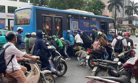 Vì sao người phụ nữ bị cuốn vào gầm xe buýt ở Hà Nội?