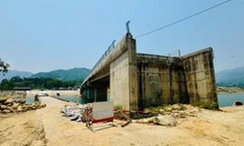 Cầu gần 80 tỉ đồng xây xong "mỏi mòn" chờ đường dẫn