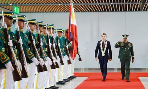 Thủ tướng đến Philippines, bắt đầu chương trình tham dự Hội nghị Cấp cao ASEAN