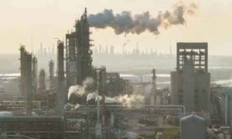 Mỹ - Iran nổ súng làm lung lay lệnh ngừng bắn mong manh, giá dầu tăng trở lại
