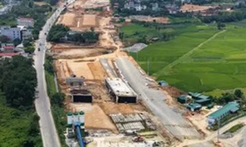 Cảnh công trường thi công tuyến đường nghìn tỷ nối Đại lộ Thăng Long với Hòa Bình