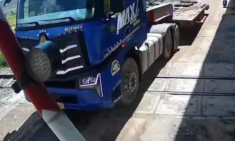 Xe container làm gãy barie khi vượt đường ngang tàu hỏa