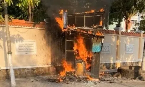 Một cây ATM ở Cà Mau bất ngờ cháy dữ dội