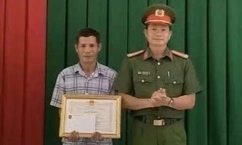 Người đàn ông lao xuống sông cứu nữ sinh tự tử