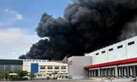 Cháy lớn tại công ty dệt may ở Nhơn Trạch, khói bốc cao hàng chục mét