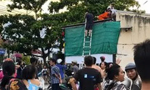Trèo lên mái nhà lấy bóng, nam sinh lớp 6 bị điện giật tử vong