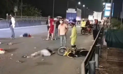Ôtô va chạm mạnh với xe máy khiến 3 người thương vong