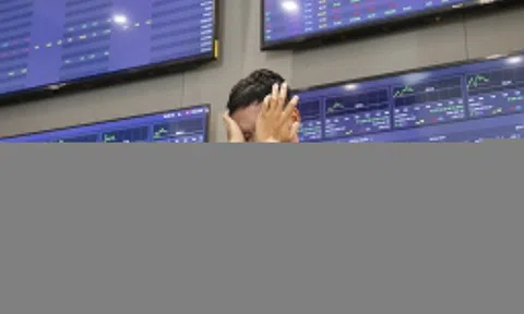 VN-Index 'trượt chân' khỏi đỉnh lịch sử