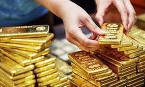 "Vàng đang trên đà vọt lên 10.000 USD", một tỷ phú dồn cả tỷ USD mua vàng, bạc dù vừa "thua đau đớn"