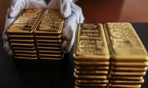 Giá vàng xuống dưới 4.700 USD, một thế lực tung tiền gom hàng