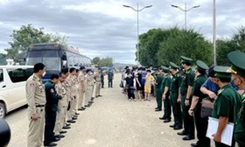 Cảnh giác trước lời mời chào ra nước ngoài "việc nhẹ lương cao"
