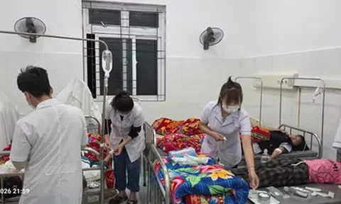 Rủ nhau ăn quả lạ, hơn 200 học sinh ngộ độc