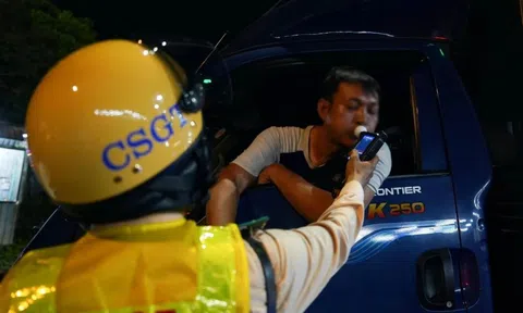 CSGT 'đột kích' chợ Bình Điền, phát hiện tài xế không GPLX, dương tính ma túy
