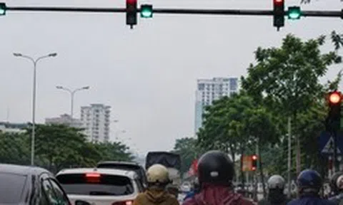 Đèn xanh bất ngờ chuyển đỏ khi đang đi có bị phạt nguội: Cục CSGT chỉ rõ, hàng triệu người dân cần chú ý ngay!