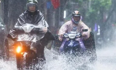 Dự báo thời tiết 17/5: Từ Bắc vào Nam nhiều nơi hứng mưa lớn, nguy cơ dông lốc