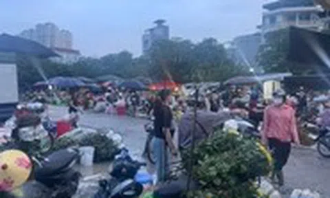 Chợ tự phát hoạt động náo nhiệt giữa khuya ở Hà Nội