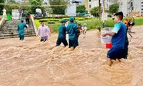 Mưa lớn biến nhiều tuyến đường ở Hải Phòng, Quảng Ninh thành sông