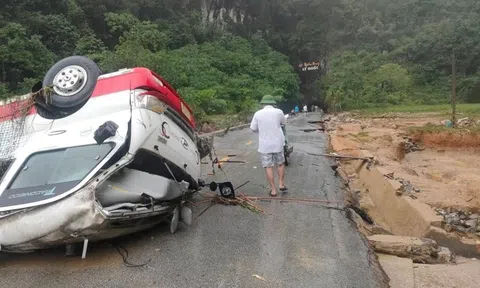 Mưa lũ và dông lốc đánh chìm tàu, cuốn trôi ôtô, thiệt hại hơn 10 tỷ đồng