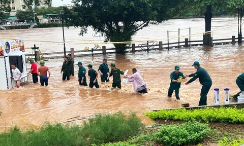 Nước sông Ka Long dâng cao, bộ đội biên phòng căng mình cứu tài sản giúp dân