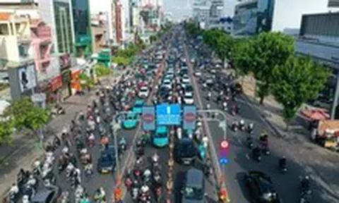 Đường Cộng Hòa thoáng hơn trong sáng đầu tuần sau 3 ngày mở làn đảo chiều