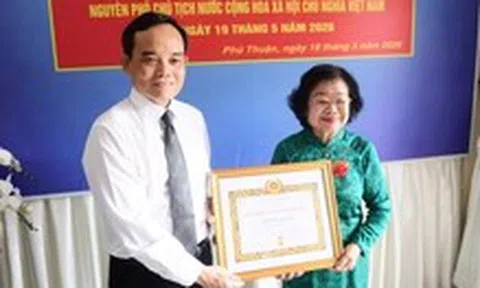 Bí thư Trần Lưu Quang trao Huy hiệu 65 tuổi Đảng cho nguyên Phó chủ tịch nước Trương Mỹ Hoa