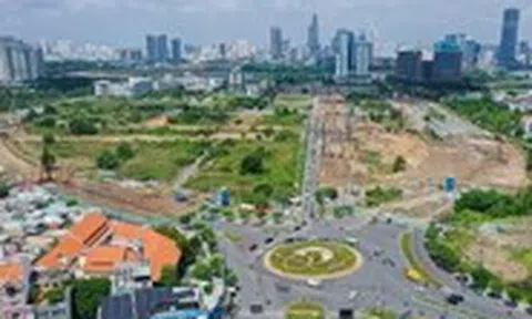 Công trường thi công tấp nập trên các tuyến đường huyết mạch tại Thủ Thiêm