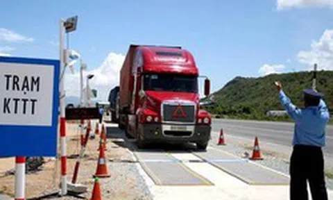 Phát hiện xe tải màu đỏ lạ, công an Việt Nam lập tức theo dõi giám sát