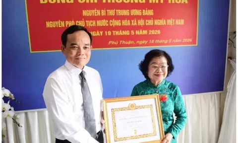 Nguyên Phó Chủ tịch nước Trương Mỹ Hoa nhận Huy hiệu 65 năm tuổi Đảng