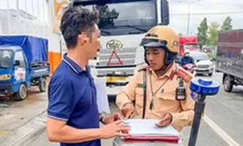 Cảnh sát giao thông xử lý nhiều xe container dừng, đỗ sai quy định trên đường Thống Nhất, quốc lộ 1K