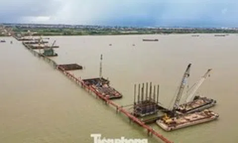 Trụ chính cầu Hồng Hà dần lộ diện giữa sông Hồng