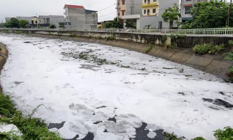 Nước đen, bọt trắng phủ kín kênh, 4 tháng chưa tìm ra nguồn xả thải