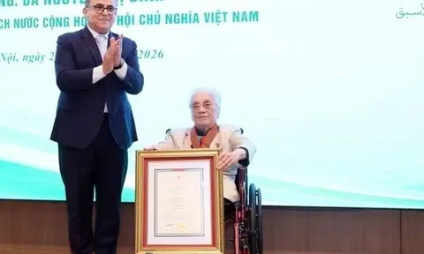 Bà Nguyễn Thị Bình nhận Huân chương Ngôi sao Công trạng của Nhà nước Palestine
