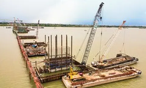 Loạt trụ cầu Hồng Hà vươn cao trên sông Hồng sau hơn nửa năm thi công