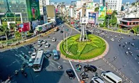 Ngày đầu xe đi theo đèn tín hiệu ở vòng xoay Điện Biên Phủ: Giao thông ổn định