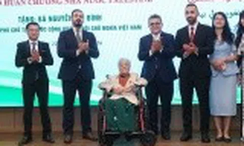Nguyên Phó Chủ tịch nước Nguyễn Thị Bình nhận Huân chương “Ngôi sao Công trạng” của Nhà nước Palestine
