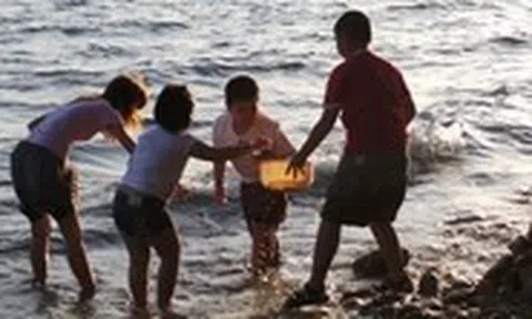 Nhớ mùa hè ban ngày mình mẩy lem luốc đất đỏ, buổi tối mắt dán vô màn hình coi Tây Du Ký