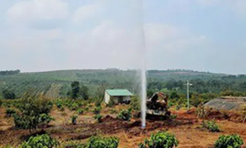 Đào đất, người dân Việt Nam phát hiện cột khí kèm nước phun cao 15m, chuyên gia lập tức vào cuộc
