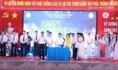 Lễ tri ân và trưởng thành của học sinh lớp 12 Trường THPT Yên Viên đong đầy cảm xúc