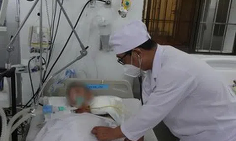 Nhóm bạn uống rượu mua gần nhà, 1 người tử vong, 2 người nhập viện cấp cứu