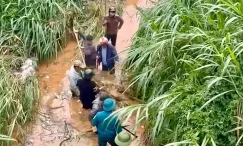 Hàng trăm người tìm kiếm nữ sinh lớp 6 bị nước cuốn trôi