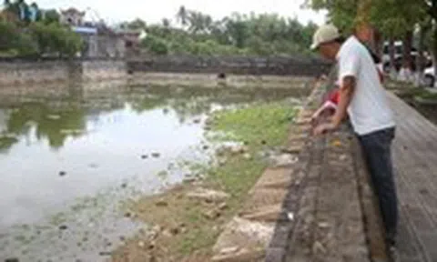 Tu bổ xong bờ kè, lòng hồ Thành cổ Quảng Trị đầy phế thải xây dựng