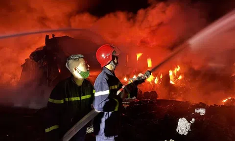 Cảnh sát xuyên đêm dập tắt đám cháy kho xưởng ở Phú Thọ