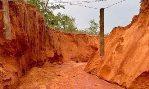 Taluy dài 40 m sạt lở sau mưa lớn ở Lâm Đồng