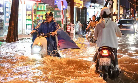 Chiều nay, nhiều khu vực nội thành Hà Nội hứng mưa lớn, nguy cơ ngập úng