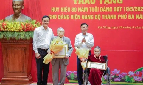 Kết luận mới của Bộ Chính trị về trao tặng Huy hiệu 80 năm tuổi Đảng trở lên